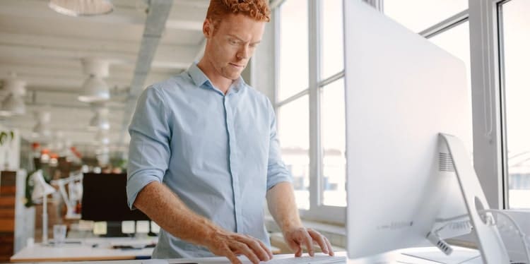 5 Benefits of Using a Standing Desk